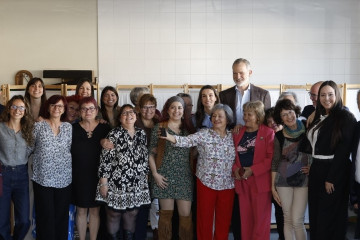 Sus Majestades los Reyes acompañados de las autoridades y de las mujeres que se encontraban en el Aula de “Arteterapia”