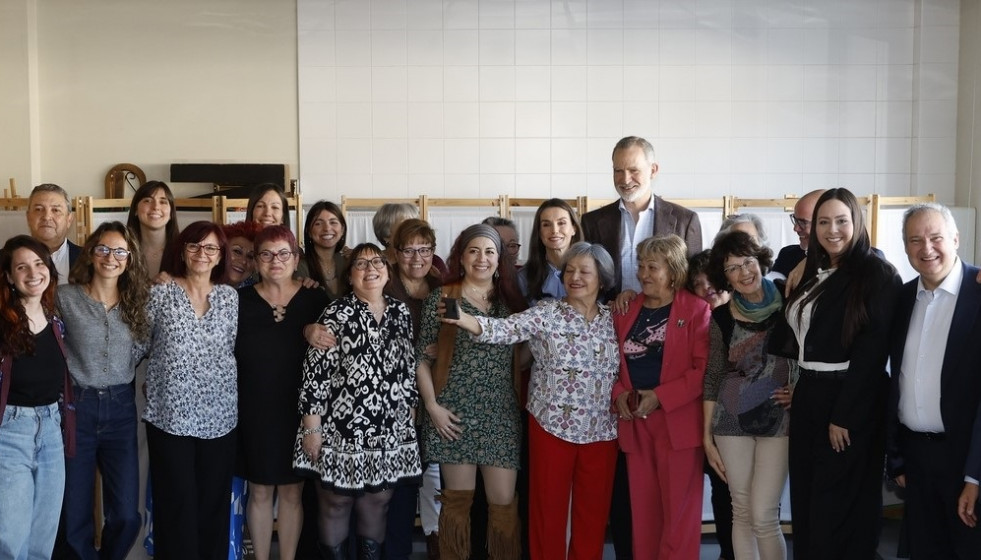 Sus Majestades los Reyes acompañados de las autoridades y de las mujeres que se encontraban en el Aula de “Arteterapia”