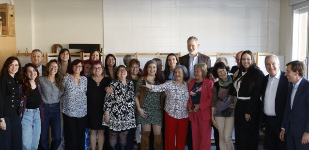 Sus Majestades los Reyes acompañados de las autoridades y de las mujeres que se encontraban en el Aula de “Arteterapia”