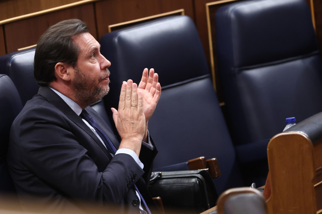 El ministro de Transportes, Óscar Puente, durante un pleno en el Congreso de los Diputados, a 15 de abril de 2026, en Madrid (España).