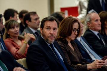 El ministro de Transportes y Movilidad Sostenible, Óscar Puente (c), analiza la inversión en infraestructuras de transportes, en el Colegio de Ingenieros de Caminos