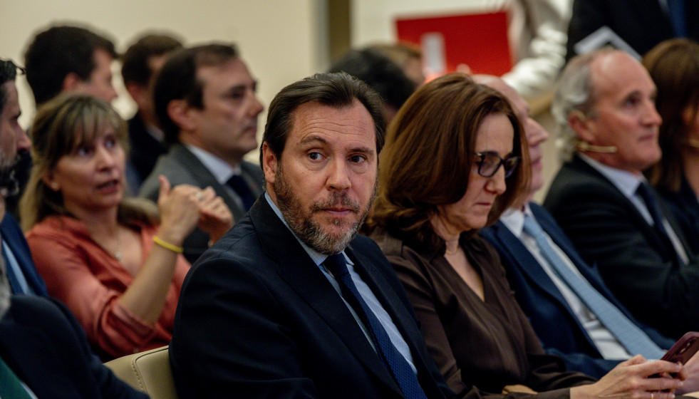 El ministro de Transportes y Movilidad Sostenible, Óscar Puente (c), analiza la inversión en infraestructuras de transportes, en el Colegio de Ingenieros de Caminos