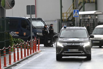 Archivo - Un coche de policía sale de la sede de Sidenor, a 10 de febrero de 2026, en Basauri (Bizkaia)