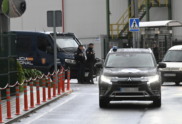 Archivo - Un coche de policía sale de la sede de Sidenor, a 10 de febrero de 2026, en Basauri (Bizkaia)