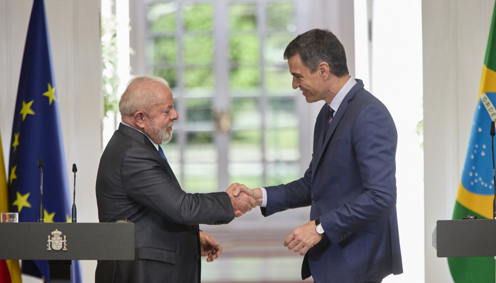 Archivo - El presidente del Gobierno, Pedro Sánchez (d), junto al presidente de la República Federativa de Brasil, Lula da Silva (i), tras una rueda de prensa durante un viaje oficial a España, en 