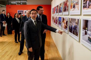 El ministro de Asuntos Exteriores, Unión Europea y Cooperación, José Manuel Albares (c) y el director general de Casa Árabe, el diplomático Miguel Moro Aguilar (d), durante la inauguración de la