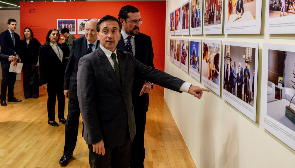 El ministro de Asuntos Exteriores, Unión Europea y Cooperación, José Manuel Albares (c) y el director general de Casa Árabe, el diplomático Miguel Moro Aguilar (d), durante la inauguración de la