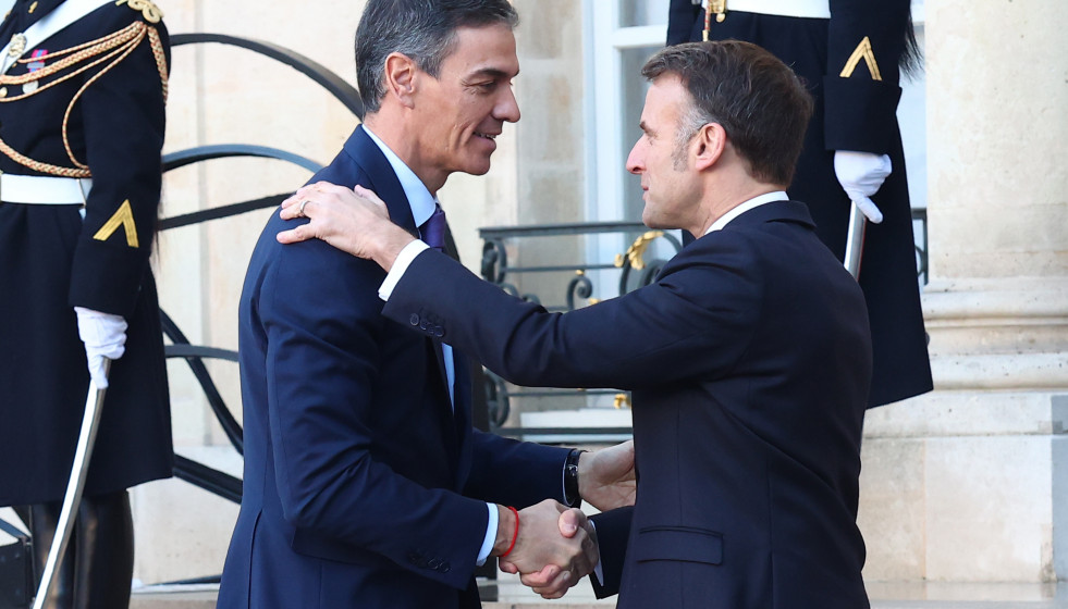 Archivo - El presidente del Gobierno, Pedro Sánchez, y el presidente de Francia, Emmanuel Macron, en el Elíseo