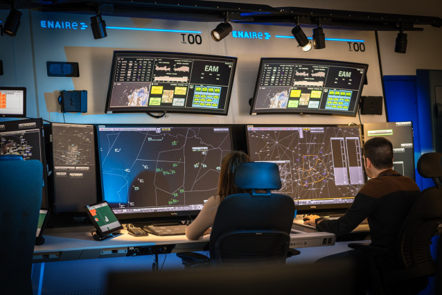 Personal de un control de Enaire en un simulador.