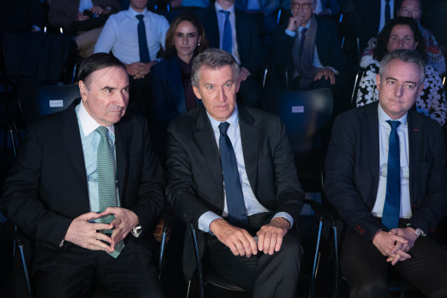 El presidente del PP, Alberto Núñez Feijóo, y el director de El Español, Pedro J. Ramírez, durante el VI Foro Económico ‘Wake Up, ¡Spain!, Wake Up Europe!’, organizado por El Español, a 16 de abril de 2026, en Madrid (España).