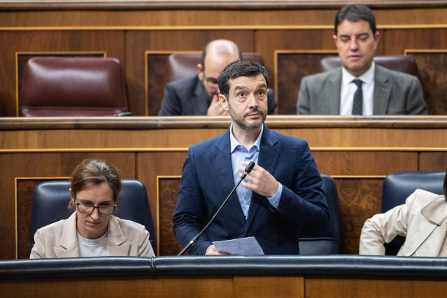 Archivo - El ministro de Derechos Sociales, Consumo y Agenda 2030, Pablo Bustinduy, interviene durante una sesión de control al Gobierno, en el Congreso de los Diputados, a 10 de diciembre de 2025, en Madrid (España).