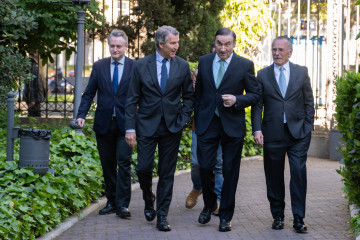 El presidente del PP, Alberto Núñez Feijóo, y el director de El Español, Pedro J. Ramírez, durante el VI Foro Económico ‘Wake Up, ¡Spain!, Wake Up Europe!’, organizado por El Español, a 16