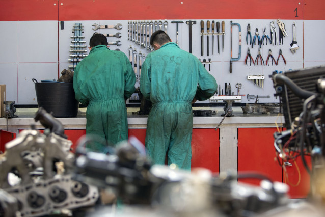 Archivo - Ingenieros de automatización y software guían la demanda de empleos en automoción en 2026, según Adecco