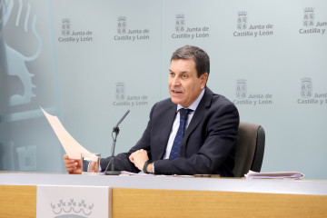 Archivo - El consejero de Economía y Hacienda y portavoz de la Junta, Carlos Fernández Carriedo, en la rueda de prensa posterior al Consejo de Gobierno.