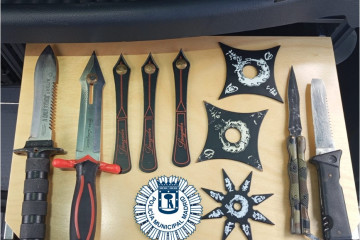 Archivo - Armas blancas incautadas por la Policía Municipal de Madrid a un hombre que las escondía en el maletero de su coche
