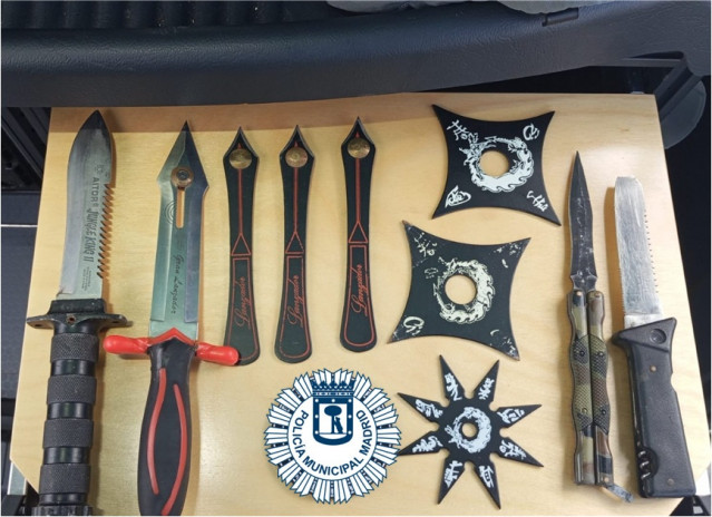 Archivo - Armas blancas incautadas por la Policía Municipal de Madrid a un hombre que las escondía en el maletero de su coche