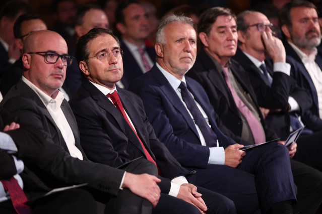 (I-D) El delegado del Gobierno, Francisco Martín, el ministro de Asuntos Exteriores, Unión Europea y Cooperación, José Manuel Albares, el ministro de Política Territorial y Memoria Democrática, Ángel Víctor Torres, el director del Instituto Cervantes, Lui