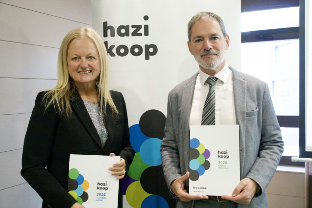 El presidente de Hazikoop, Mikel Larrea, y la nueva directora, Marta Areizaga.