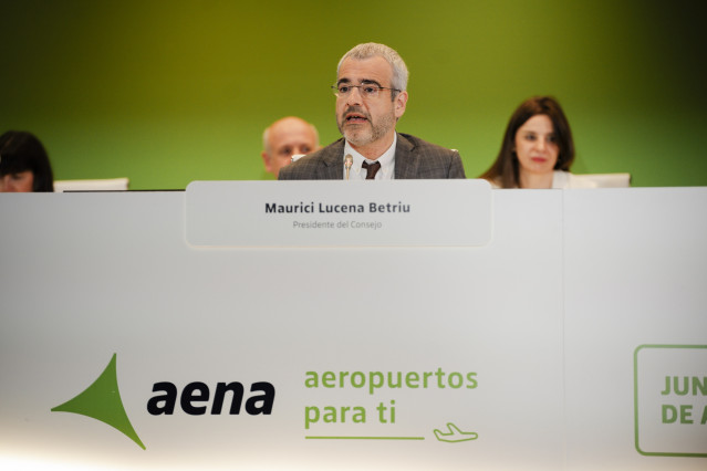 El presidente y consejero delegado de Aena, Maurici Lucena (c), durante la Junta general de Accionistas de Aena, a 16 de abril de 2026, en Madrid (España).