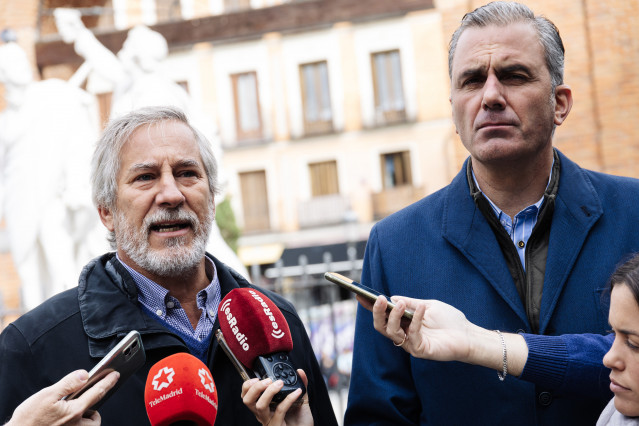 Archivo - El portavoz de Vox en el Ayuntamiento de Madrid, Javier Ortega Smith (d), y el concejal de Vox, Ignacio Ansaldo (i), atienden a los medios de comunicación durante su visita a la Plaza del Dos de Mayo, a 20 de octubre de 2023, en Madrid (España).