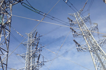 Archivo - Torres de alta tensión, electricidad, luz