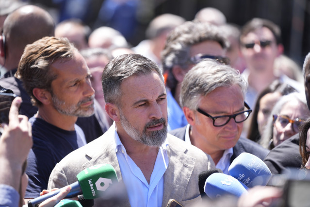 El presidente de Vox, Santiago Abascal, en una atención a los medios de comunicación en Andújar (Jaén).