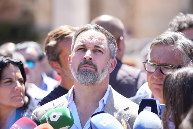 El presidente de Vox, Santiago Abascal, atiende a los medios de comunicación en Andújar.