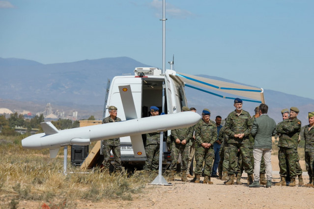 El Rey Felipe VI escucha las explicaciones sobre uno de los sistemas no tripulados mostrados en la Campaña de Experimentación Táctica 2026 del Ejército de Tierra, en Viator (Almería).