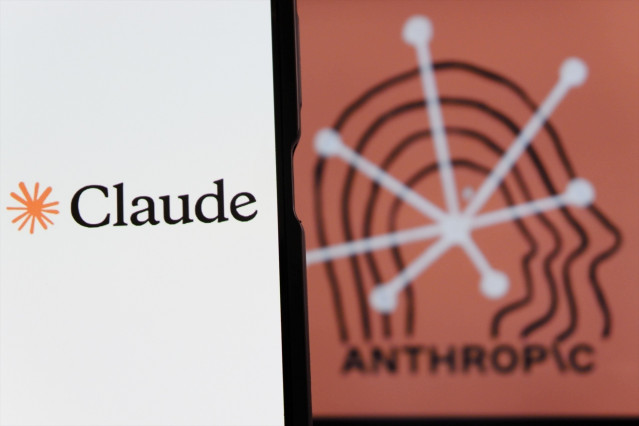 Archivo - Logos de Claude y Anthropic.