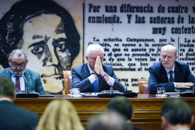 Archivo - El senador del PP y presidente de la Mesa de la Comisión, Eloy Suárez (c), durante la Comisión de Investigación sobre el ‘caso Koldo’, en el Senado, a 24 de noviembre de 2025, en Madrid (España).
