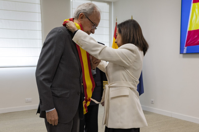 La ministra de Defensa, Margarita Robles, Impone  la Gran Cruz del mérito naval al exmagistrado José Alberto Fernández Rode