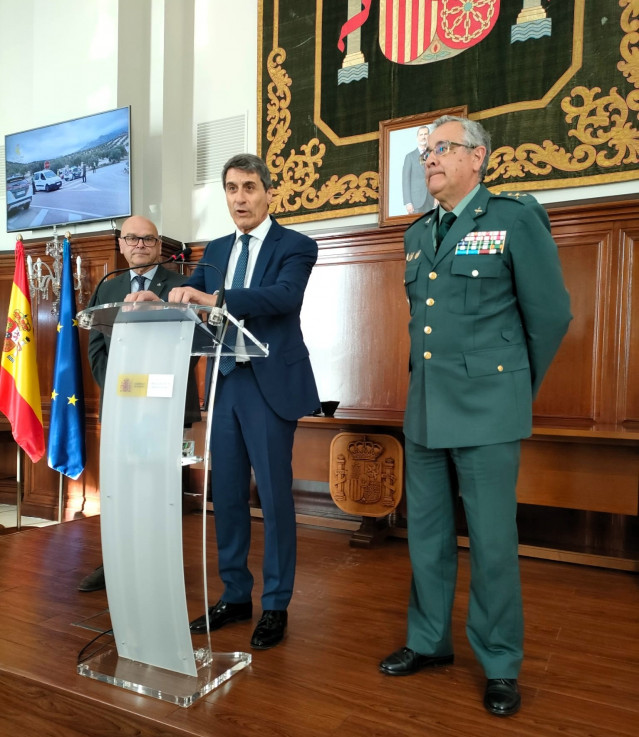 Pedo Fernández (c), junto a Manuel Fernández y Luis Ortega, presenta los resultados del dispositivo de seguridad de la campaña de la aceituna.