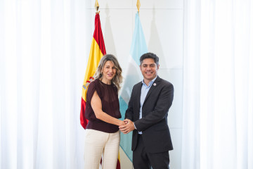 La vicepresidenta segunda del Gobierno, Yolanda Díaz, durante una reunión con el gobernador de la Provincia de Buenos Aires, Axel Kicillof, en Madrid, a 16 de abril de 2026.