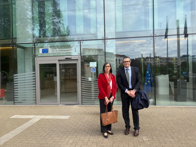 La presidenta de la Autoridad Portuaria de Gijón, Nieves Roqueñí, junto al director portuario, José Luis Barettino.