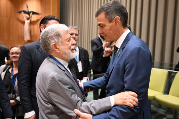 Archivo - El presidente del Gobierno, Pedro Sánchez, conversa con el presidente de la República Federativa de Brasil, Luiz Inácio Lula da Silva, durante el evento 'Latin America, Spain and the Unit