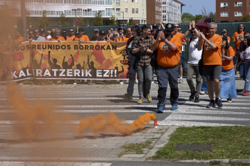 Varias personas durante una concentración de trabajadores de Tubos Reunidos