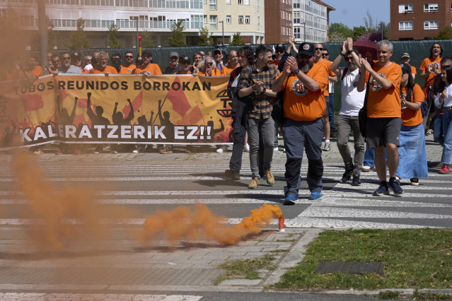 Varias personas durante una concentración de trabajadores de Tubos Reunidos
