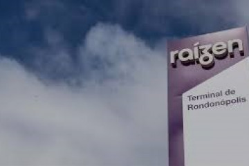 Archivo - Cartel de la brasileña Raízen frente a una de sus fábricas.