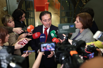 El ministro de Asuntos Exteriores, Unión Europea y Cooperación, José Manuel Albares, atiende a los medios antes del comienzo del acto “307, ¿dónde están?”, un homenaje a las víctimas españ