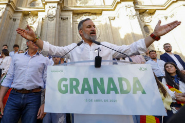 El presidente nacional de Vox, Santiago Abascal, interviene en la granadina Plaza de las Pasiegas. A 16 de abril de 2026 en Granada, Andalucía (España).
