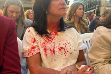 María Ruiz, diputada y vicesecretaria de Organización de Vox ha sufrido los impactos de bolas de pintura roja antes del comienzo del acto de Vox en Granada.