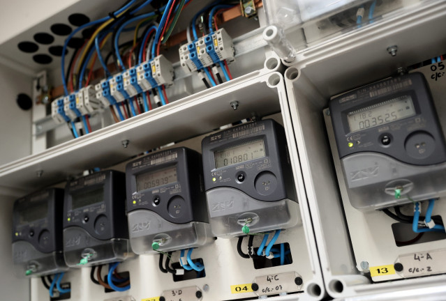 Archivo - Contadores eléctricos de un edificio, a 1 de abril de 2022, en Madrid (España).