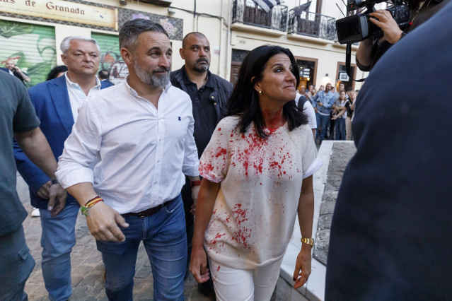El presidente nacional de Vox, Santiago Abascal, en el mitin en  la granadina Plaza de las Pasiegas. A 16 de abril de 2026 en Granada, Andalucía (España).