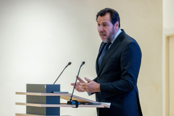 El ministro de Transportes y Movilidad Sostenible, Óscar Puente, analiza la inversión en infraestructuras de transportes, en el Colegio de Ingenieros de Caminos, a 15 de abril de 2026, en Madrid (Es