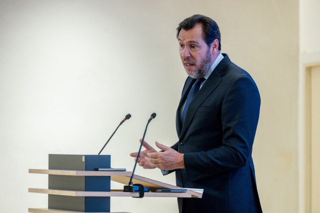 El ministro de Transportes y Movilidad Sostenible, Óscar Puente, analiza la inversión en infraestructuras de transportes, en el Colegio de Ingenieros de Caminos, a 15 de abril de 2026, en Madrid (España).