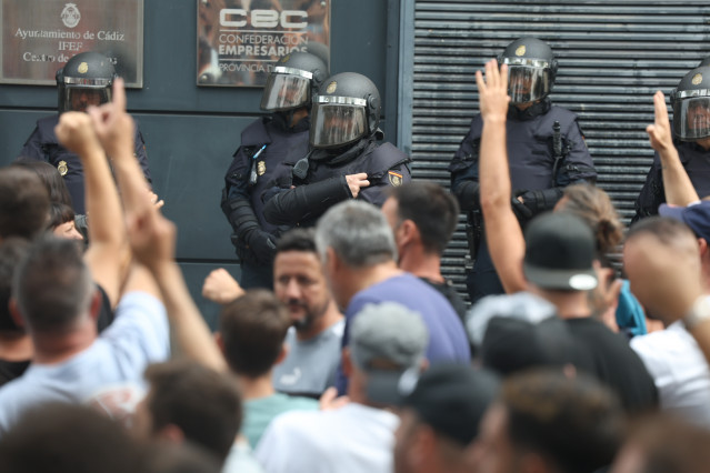 Archivo - Trabajadores del metal durante la huelga de junio de 2025 en Cádiz. ARCHIVO.