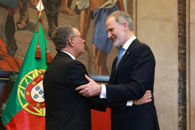 El Rey Felipe VI saluda al nuevo presidente de Portugal, José Seguro, tras asumir el cargo el 9 de marzo de 2026