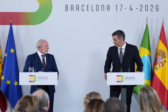 El presidente del Gobierno de España Pedro Sánchez, acompañado por miembros del Gobierno de España y el presidente de Brasil, Luiz Inácio Lula da Silva, durante la celebración de la I Cumbre España-Brasil