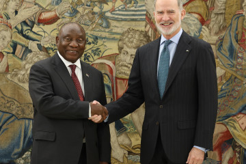 El Rey Felipe VI durante un encuentro con el presidente de Sudáfrica, Cyril Ramaphosa, en el Palacio de la Zarzuela, a 17 de abril de 2026