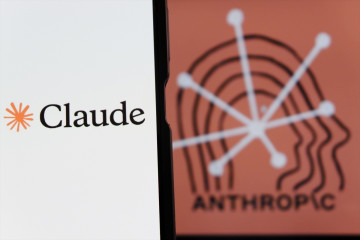 Archivo - Logos de Anthropic y Claude.